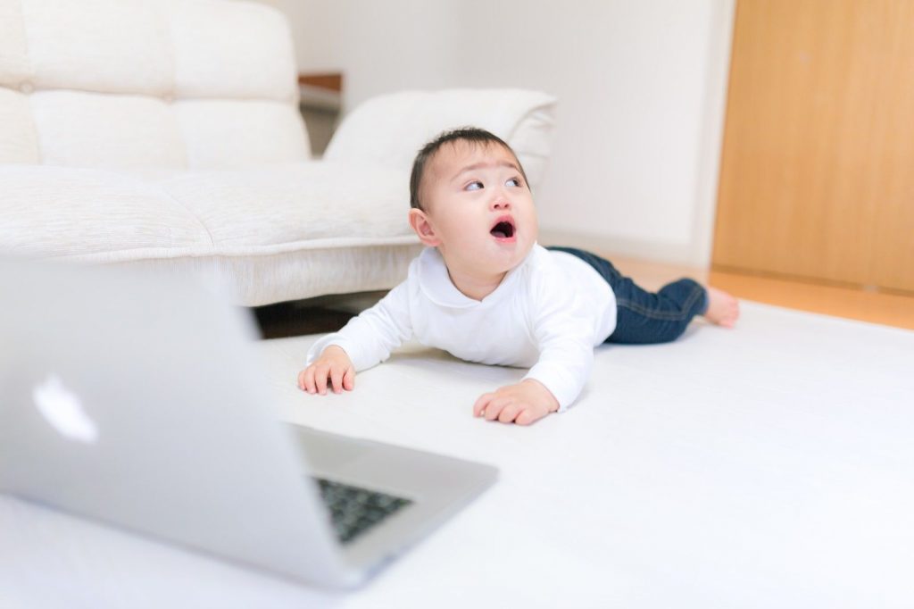 パソコンで快適なインターネットを楽しむ赤ちゃん